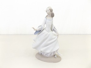 MINT Condition Lladro #4828 Cinderella