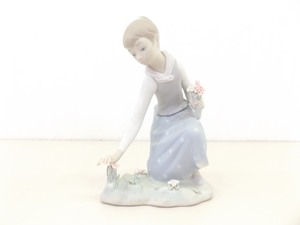 MINT Condition Lladro #1172 Girl Picking Flowers