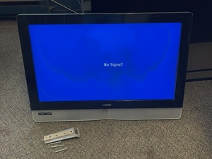 Vizio 32 TV with Wall Mount