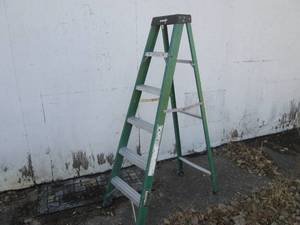 (UD2) 6 Foot Husky Fiberglass Ladde...