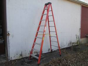 (UD2) 10 Foot Werner Fiberglass Lad...