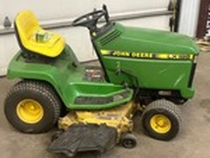 lot 12 image: John Deere LX188 Lawn Tractor