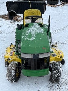 lot 9 image: John Deere LX188 Lawn Tractor