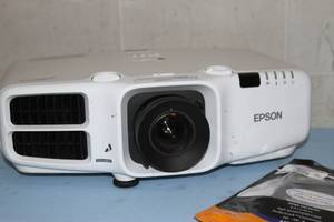 lot 6 image: Epson PowerLite Pro G6450WU Widescreen WUXGA 3LCD HD 4500-Lumen Large Venue  Home Theater Projector