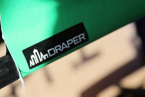 lot 29 image: Draper VCB Luma 2 Heavy-Duty Wall or Ceiling Mounted VCB Chroma Key Retractable Post Production Background Green Screen