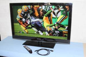 lot 36 image: Samsung LN40B550 High Definition 40 1080p LCD TV  Television  Monitor  Display with Table Stand & Remote Control