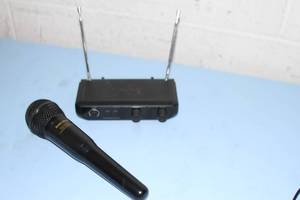 lot 48 image: Radio Shack FM Wireless Handheld Microphone and Receiver