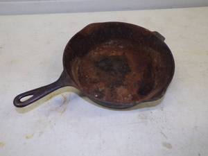 lot 14 image: 11 Cast Iron Pan