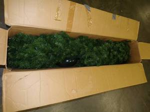 lot 7 image: 7.5 Narrow Christmas Tree
