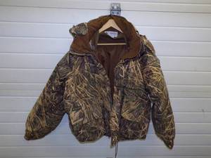 lot 18 image: Columbia XL Camo Insulated Jacket with Hood