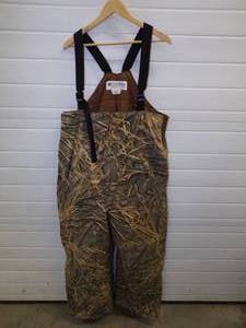 lot 21 image: Columbia XL Camo Insulated Bibs