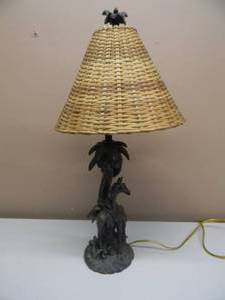 lot 28 image: VINTAGE GIRAFFE PALM TREE TABLE LAMP WITH ORIGINAL SHADE - Hand Carved & Painted - NICE - WORKS - APPROX 27 - SEE PICTURES