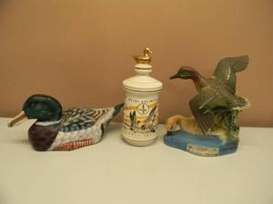 lot 33 image: VINTAGE DUCKS UNLIMITED DECANTERS WITH FIGURE - NICE SET - SEE PICTURES