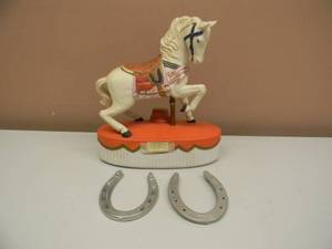 lot 35 image: VINTAGE 1978 HAAS BROTHERS CYRUS NOBLE WHISKEY DECANTER HORSE WITH 2 LUCKY HORSESHOES - GREAT SET - NICE - SEE PICTURES