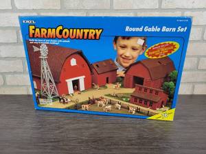 lot 3050 image: ERTL Round Gable Barn Set in Original Box