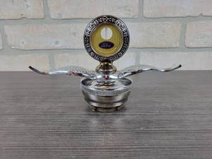 lot 3058 image: Beautiful Chrome Winged FORD Boyce Motometer Radiator Cap - Very Nice Condition
