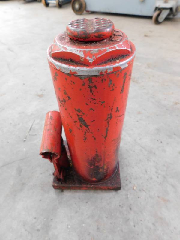 lot 204 image: 8 Ton Bottle Jack