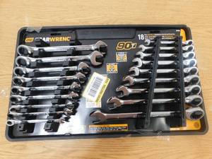 lot 114 image: GEARWRENCH SAEMM 90-Tooth Pro Combination Ratcheting Wrench Tool Set with Tray (18-Piece)