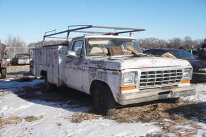 lot 8 image: 1979 Ford F250 with utility box