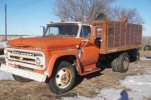lot 9 image: Chevrolet C60 grain truck