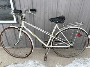 lot 63 image: John Deere Universal 5 Speed Touring Bicycle