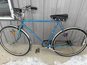 lot 64 image: Vintage John Deere Bicycle