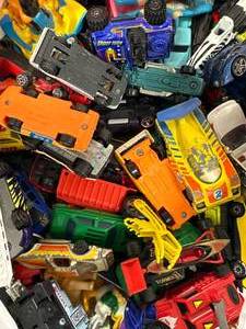 lot 69 image: 8.4 Pounds of Vintage Toy Cars