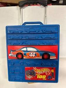lot 75 image: Hot Wheels Rolling Case with Cars