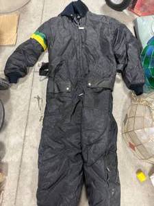 lot 77 image: Vintage John Deere Snowmobile Suit Mens Small