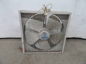 lot 5 image: Box fan 3 speed GE