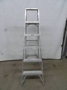 lot 4 image: 8 Aluminum ladder
