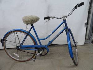 lot 9 image: Schwinn bike girls vintage 3 speed (Collegiate)