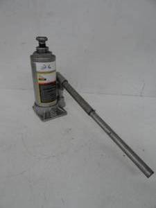lot 26 image: Bottle jack 8 ton hydraulic Larin