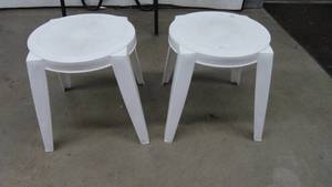 lot 55 image: 2 -Plastic patio tables