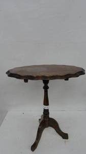 lot 68 image: Vintage Stand