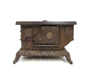 lot 79 image: Original Antique HOME Cast Iron Toy Stove