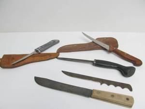lot 178 image: Group of Vintage Fixed Blade Knives