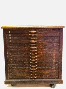 lot 1 image: Beautiful Antique Oak 16-Drawer Cabinet Table