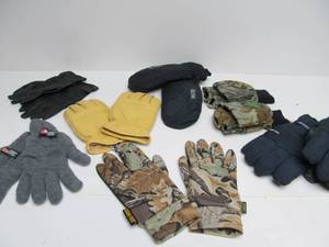 lot 264 image: Group of New & Like-New Mens Assorted Winter etc Gloves
