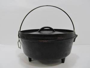 lot 118 image: Nice LODGE Footed Cast Iron Dutch Oven