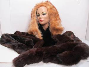 lot 139 image: Nice Group of Vintage Genuine Fur Collars Scarves etc