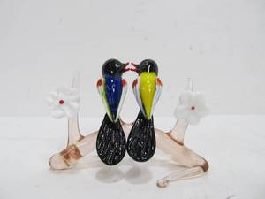 lot 146 image: Very Cute Hand Made Art Glass Sculpture - Love Birds