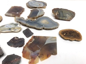 lot 160 image: Large Group of Large Agate Slices & Ends