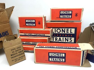 lot 322 image: Nice Lot of Vintage LIONEL O Guage Train Cars wBoxes
