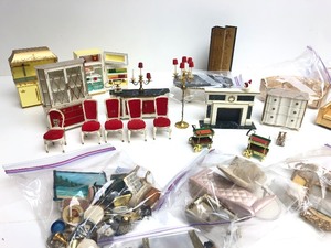 lot 357 image: Great Collection of Vintage 1960s Ideal Petite Princess Dollhouse Furniture