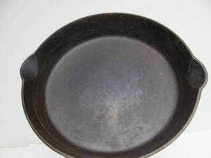lot 351 image: Antique GRISWOLD No.10 Cast Iron Skillet - 716A
