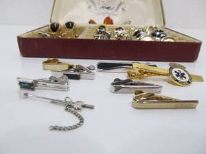 lot 352 image: Estate Dresser Box of Vintage Mens Accessories Cufflinks etc