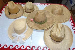 lot 143 image: Assorted Straw Gardening Hats