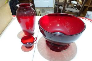 lot 151 image: Vintage Anchor Hocking Royal Ruby Red Glass Punch Bowl Set and Vase