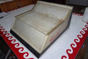 lot 102 image: Vintage Speidel Watch Band Display Case